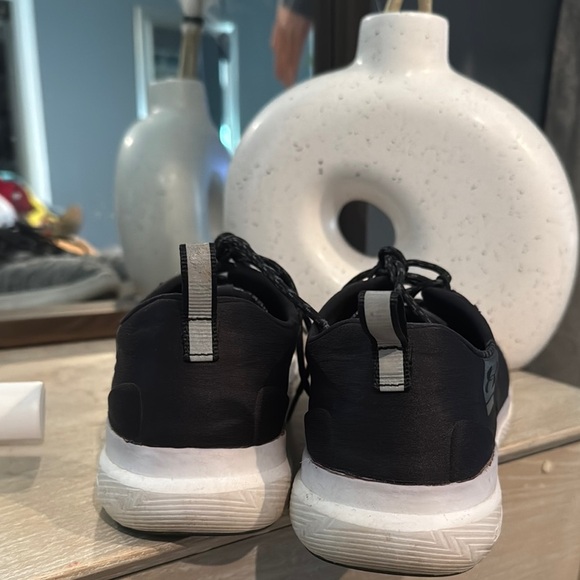 Under Armour Black and Gray Athletic Shoes‎ with Modern Knit Design - Picture 5 of 6